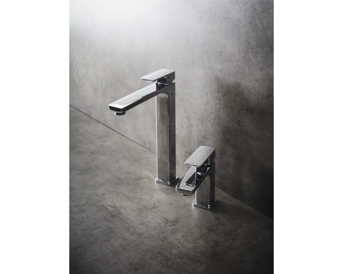 Två kromade tvättställsblandare med spak