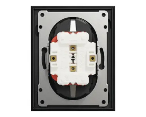 Baksidan av en strömbrytare med svart ram