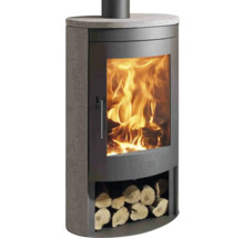 Kamin med vedfack och brinnande eld