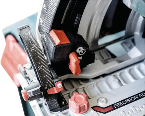 Detaljvy av en kap- och gersåg med vinkeljustering