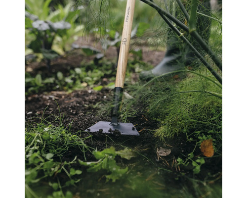 Trädgårdsredskap med träskaft och metallblad som används i trädgården.