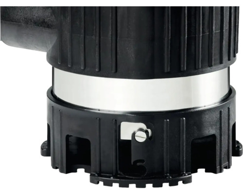 Detaljvy av en poolpumpanslutning med metallklämma