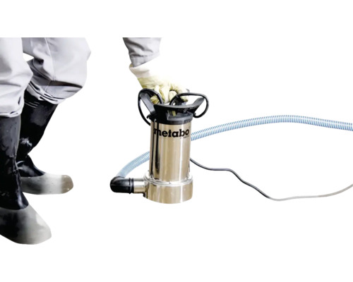 En person använder en Metabo smutsvattenpump med slang och kabel.