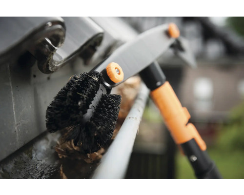 Takränneborste med teleskopskaft för rengöring av takrännor