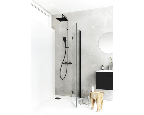 Modernt badrum med svart duscharmatur, duschvägg och tvättställ