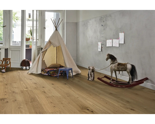 Barnrum med trägolv, lektält och gunghäst