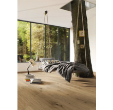 Ljust sovrum med hängande säng fäst vid ett träd och trägolv