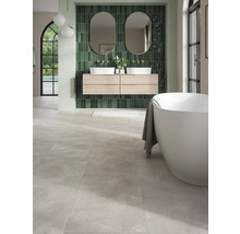 Ljust badrum med dubbla handfat, speglar och badkar