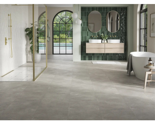 Ljust badrum med dusch, tvättställ, spegel och badkar