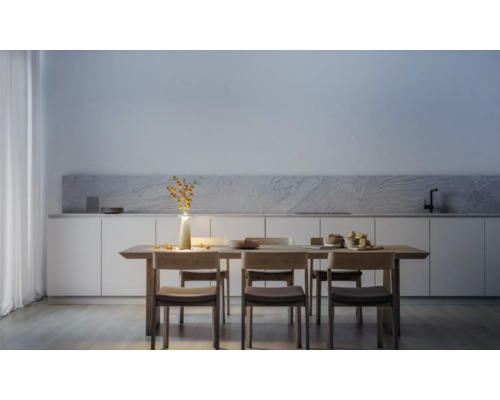 Matsal med matbord, stolar och dekoration i ljus design