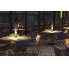 Restaurangterrass med bord, stolar och bordslampor
