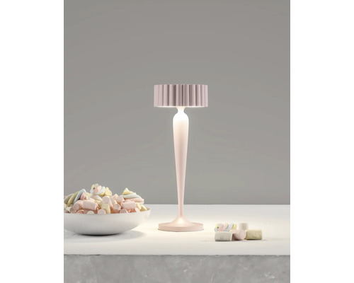 Dekorativ bordslampa bredvid en skål med marshmallows