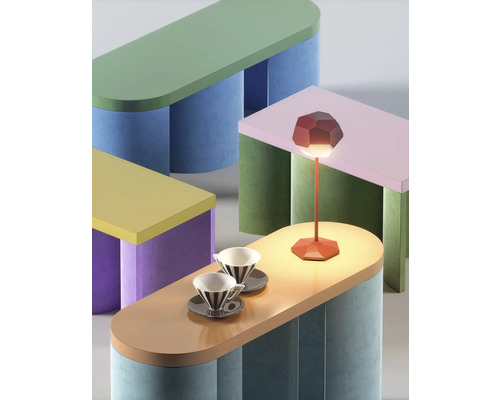 Scen med bord, en lampa och koppar