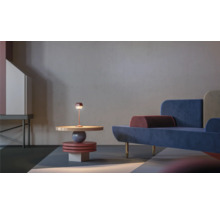 Scen med golvlampa, sidobord och soffa i ett vardagsrum.