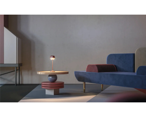 Scen med golvlampa, sidobord och soffa i ett vardagsrum.
