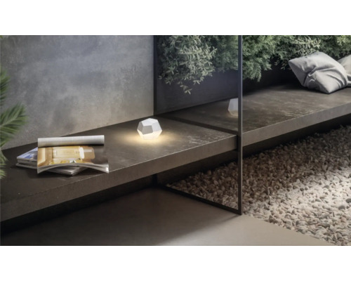 Dekorativ trädgårdsbelysning med utesittplats och småsten