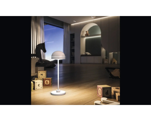 Barnrum med en vit bordslampa, leksaksklossar och en gung häst.