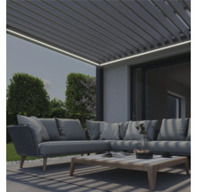 Uteplats med pergola, led-belysning och sittgrupp med bord