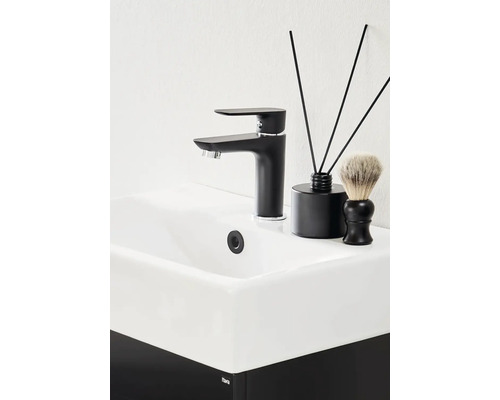 Tvättställ med blandare, doftpinnar och rakborste