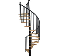Spiraltrappa med trätrappsteg och metallräcke