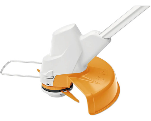 Närbild av en grästrimmer med skyddsanordning.