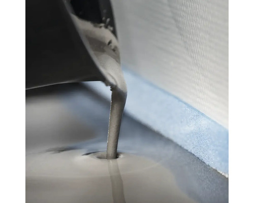 Flytande avjämningsmassa hälls ur en hink