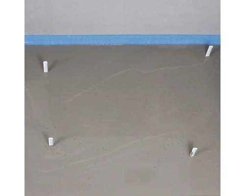 Flytande avjämningsmassa på golvet med nivelleringssystem