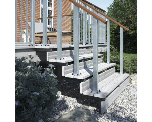 Utomhustrappa med metallräcke och trätrappsteg i en trädgård