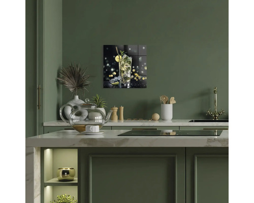 Dekorativ väggbild med cocktailmotiv i ett kök