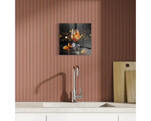 Dekorativ väggbild med cocktailglas ovanför en diskho