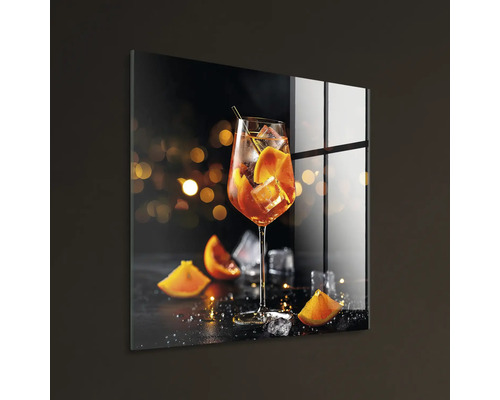 Väggbild med ett glas Aperol Spritz, isbitar och apelsinskivor