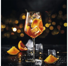 Aperol Spritz-dryck i ett glas med is och apelsinskivor