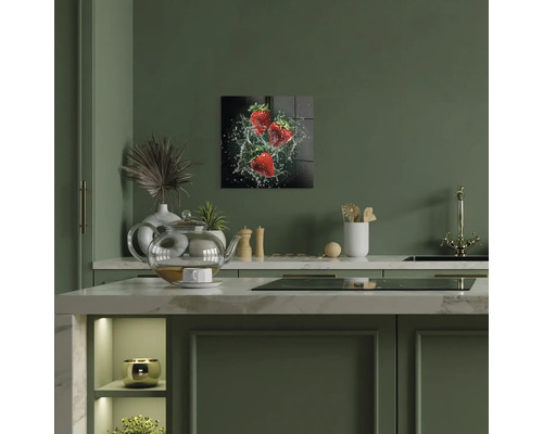 Dekorativ väggbild med jordgubbar och vattenstänk i ett modernt kök.