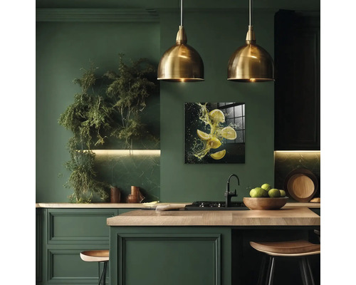 Modernt grönt kök med hänglampor, träbänkskiva och citronbild på väggen
