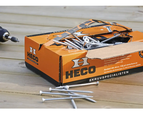 Heco skruvar i öppnad förpackning med sladdlös skruvdragare i bakgrunden