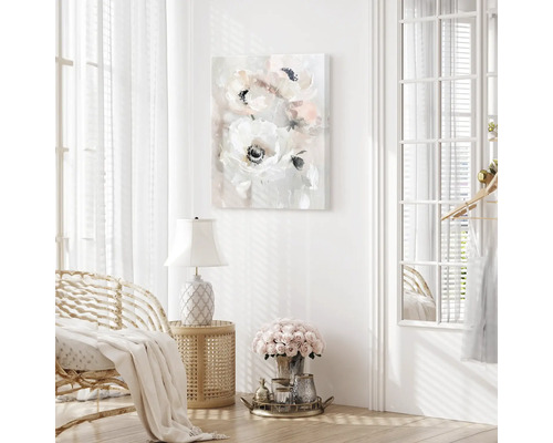 Vardagsrum med blomstermålning på väggen och rottingfåtölj