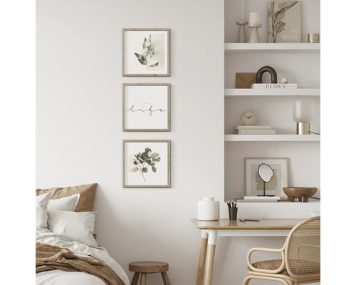 Dekorativt rum med säng, skrivbord och vägghylla