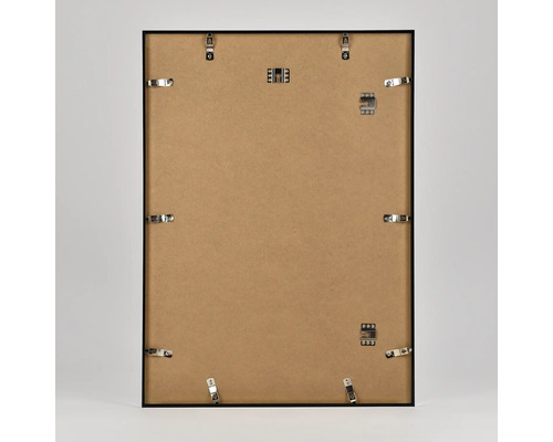 Baksidan av en fotoram med hänganordningar