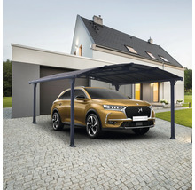 Bil under carport framför ett bostadshus