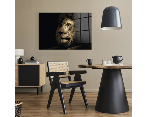 Ljust matrum med matbord, stol, skänk och en bild av ett lejon.