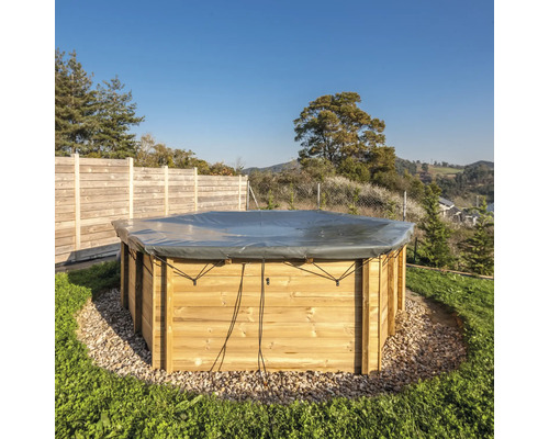 Rund pool med träpanel och skydd i trädgården