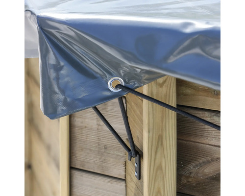 Detaljvy av presenning med öljetter och gummirepsfäste på en träkonstruktion