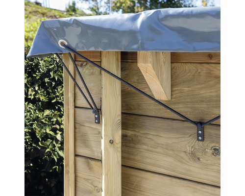 Detaljvy av en träkonstruktion med presenning och fästkablar