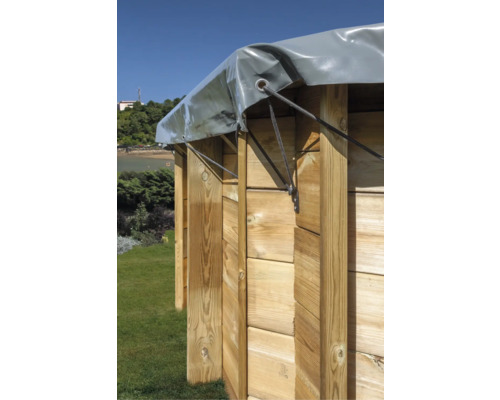 Detaljvy av ett trädgårdsskåp i trä med grå presenning och repfäste