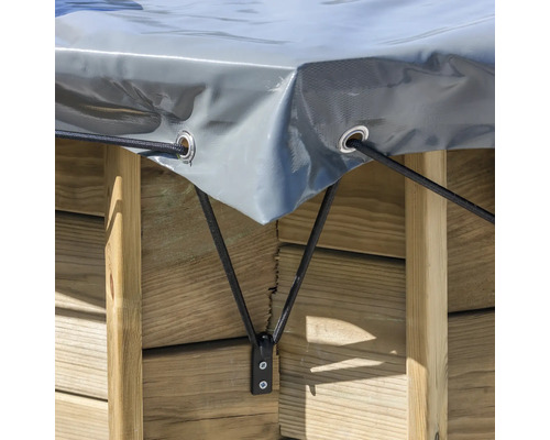 Detaljbild av ett poolskydd med fäste på en träpool