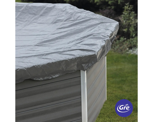 Täckning på en pool för skydd mot väder och vind.