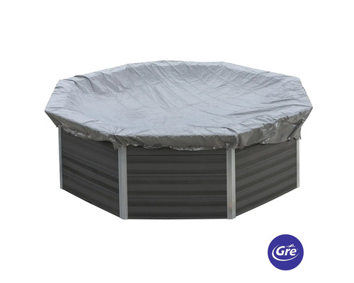 Oktagonformad stålväggspool täckt med ett poolskydd