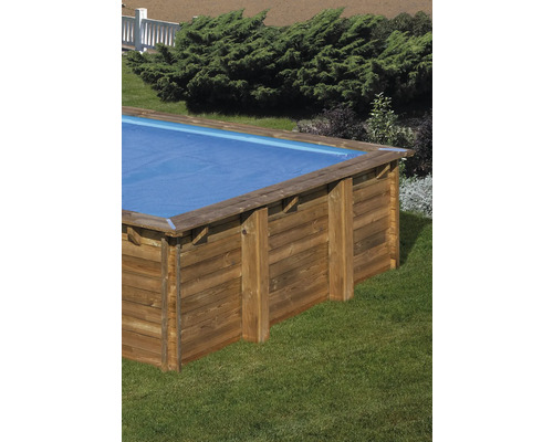 Träpool med poolskydd i trädgården