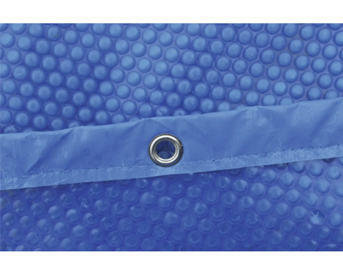 Detalj av poolskydd med öljetter