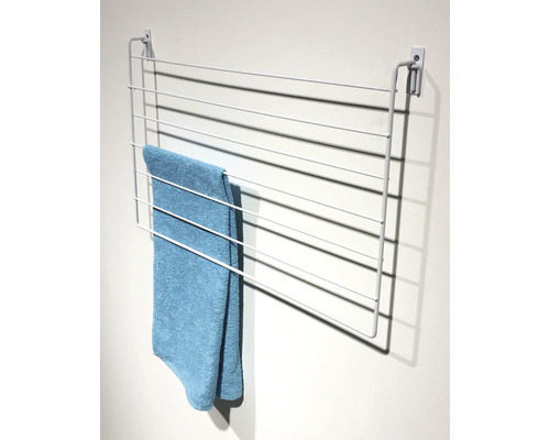 Torkställning i metall med en blå handduk
